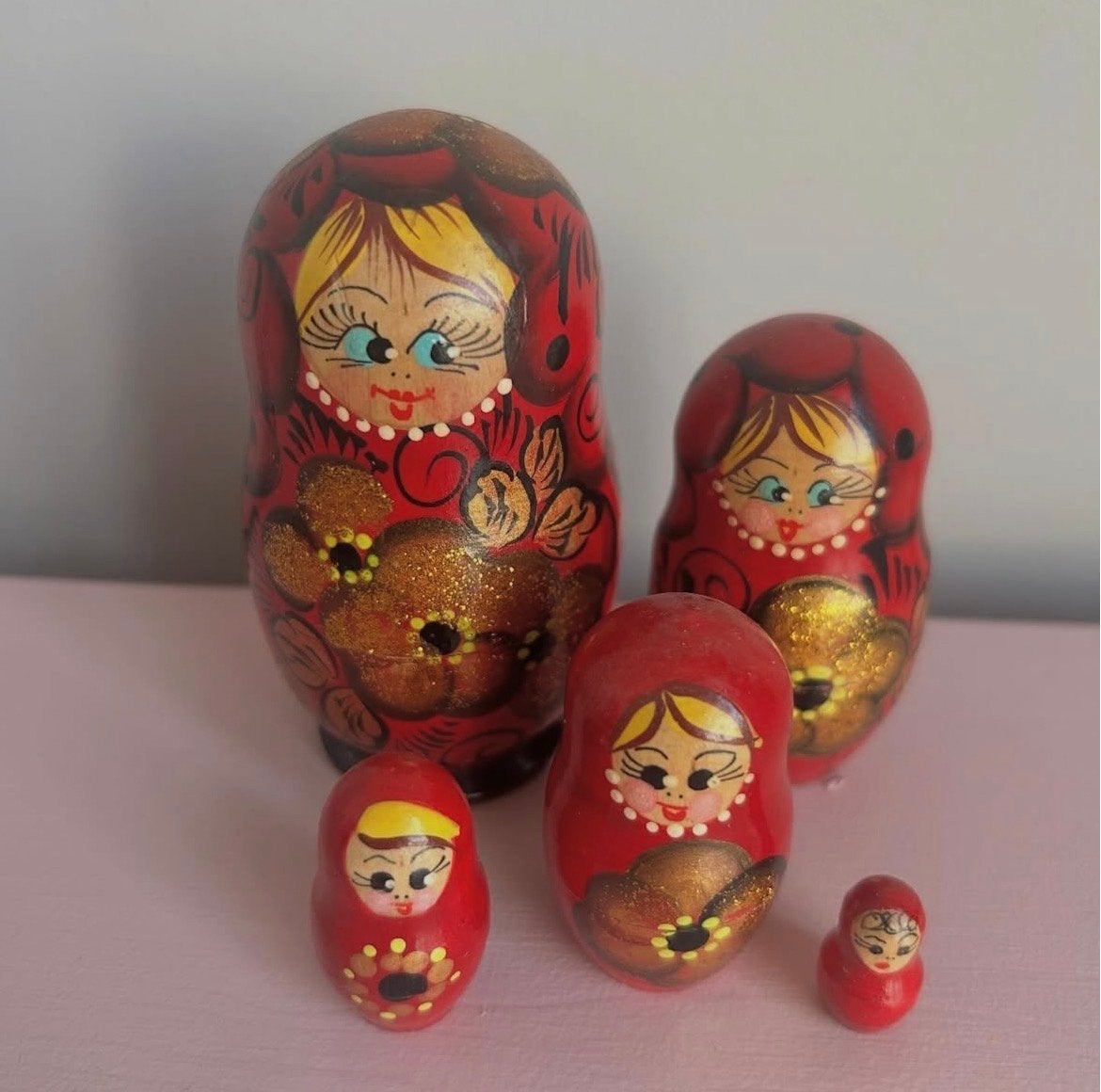 Set van 5 Matroesjka poppen, rood met bloemmotief, Ophalen of Verzenden, Gebruikt