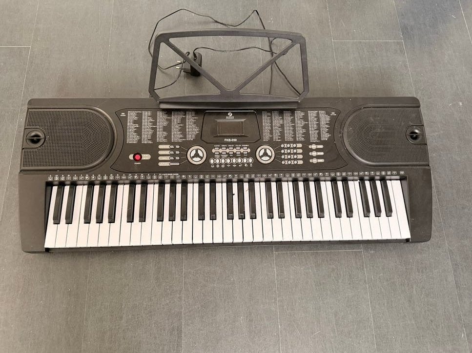 FKB-050 Keyboard - Ideaal voor beginners, 61 toetsen, Zo goed als nieuw, Met standaard, Ophalen