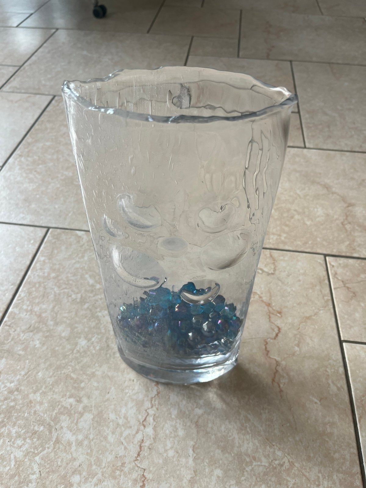 Glazen vaas met decoratieve knikkers, Gebruikt, Transparant, Inclusief decoratie, Ophalen of Verzenden