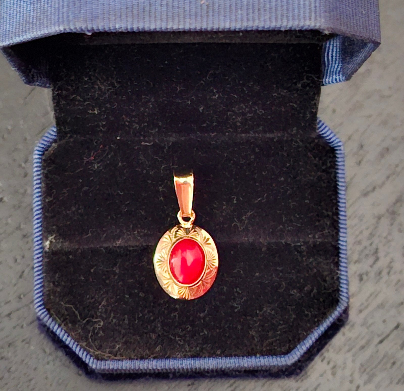 14 kt gouden hanger met bloedkoraal vintage, Ophalen of Verzenden, Gebruikt