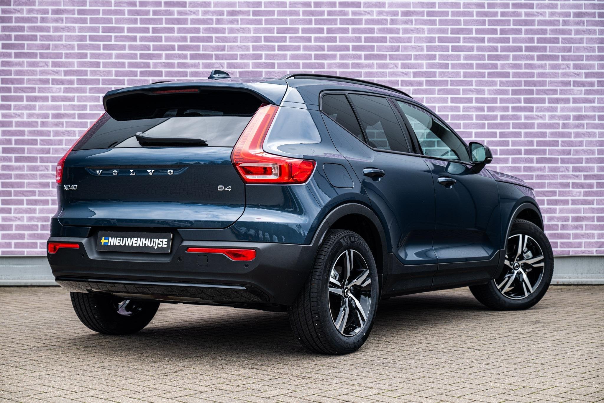 Volvo XC40 2.0 B4 Plus Dark | Trekhaak | Harman Kardon Audio, Auto's, Volvo, Gebruikt, Euro 6, 4 cilinders, Blauw