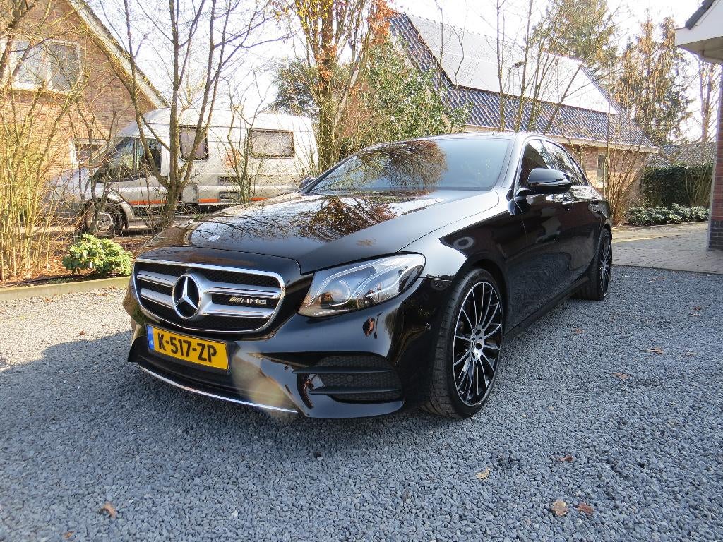 Mercedes-Benz E-Klasse   200 AMG line  75000 km Widescreen, Auto's, Zwart, 4 cilinders, Zwart, Particulier