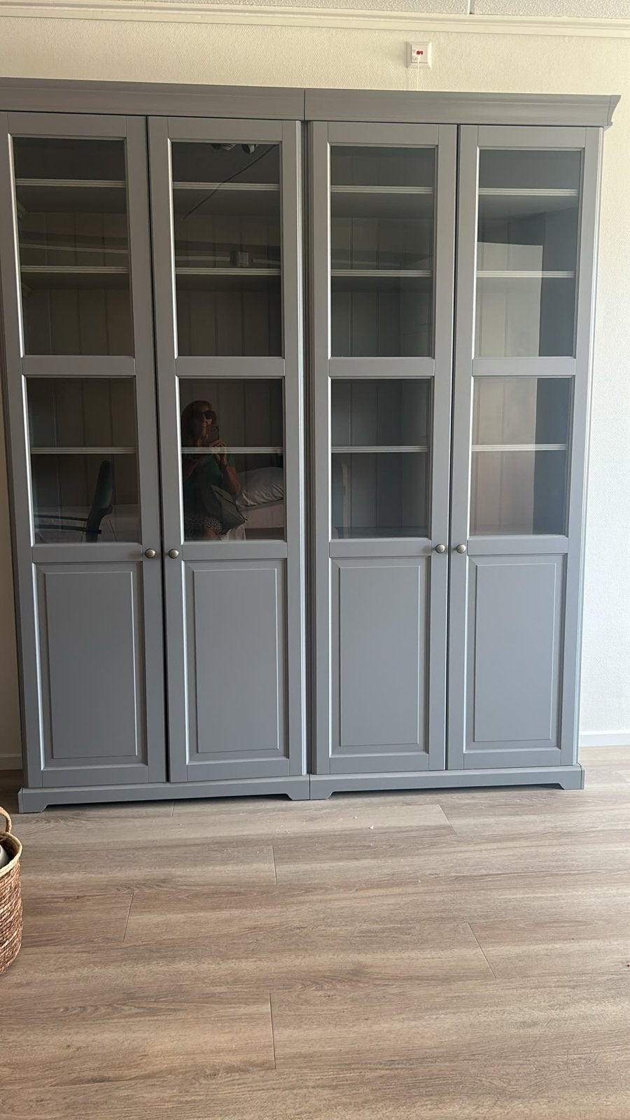 Grijze Boekenkast met Glazen Deuren en TV-meubel, Huis en Inrichting, Ophalen of Verzenden, Zo goed als nieuw, 200 cm of meer