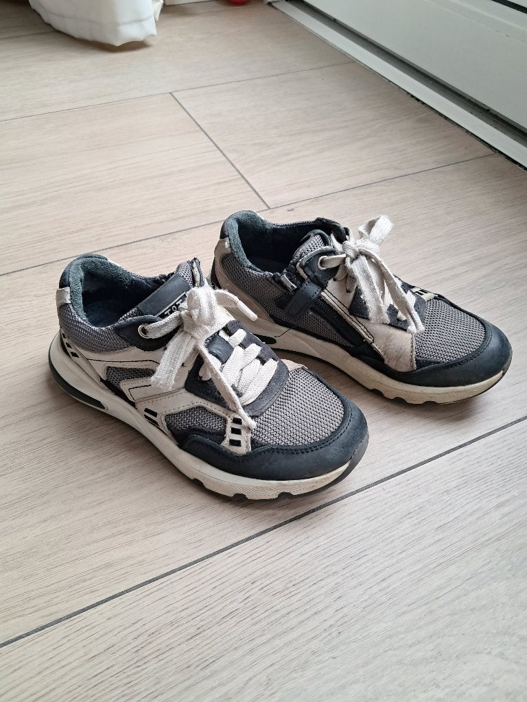 K209 Zwart/witte schoenen Trackstyle maat 32, Schoenen, Ophalen of Verzenden, Jongen, Gebruikt