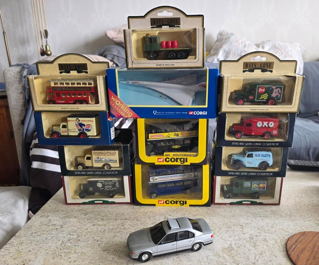 Verzameling modelauto's en vliegtuigen (Corgi, Days Gone), Ophalen, Zo goed als nieuw, 1:50 of kleiner, Overige typen