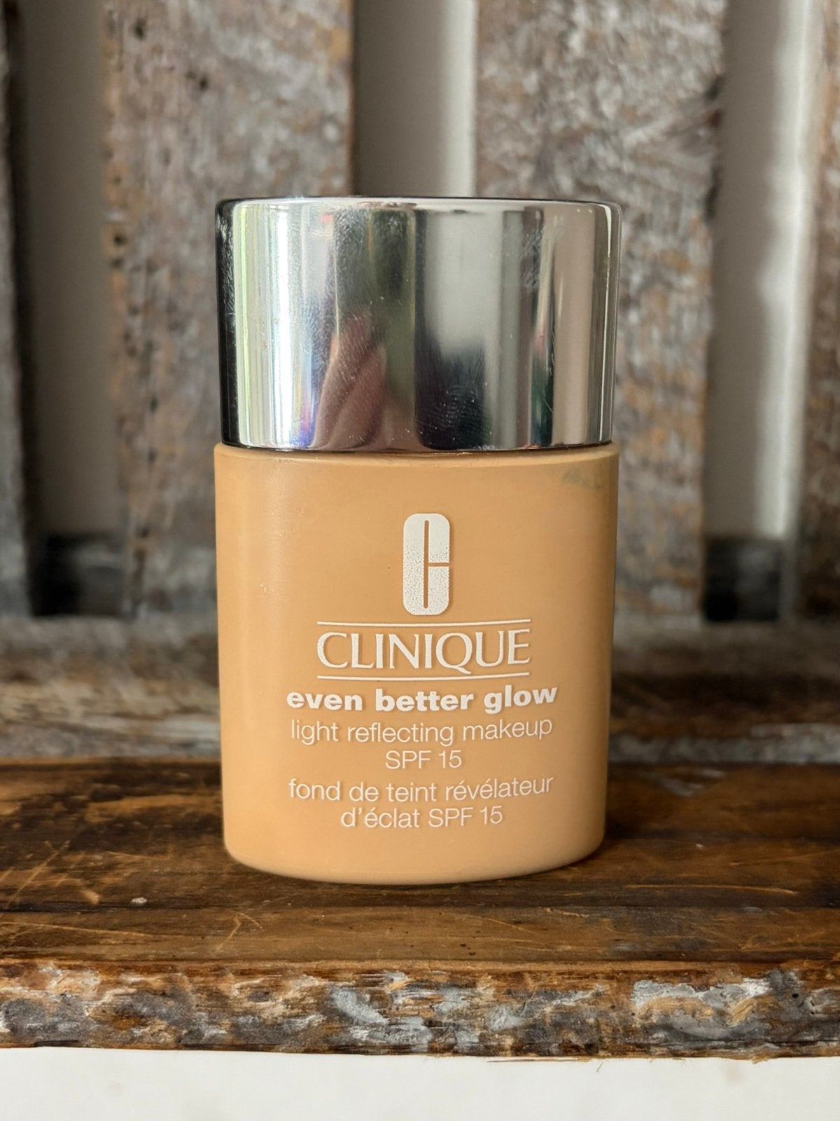 Clinique even better gliw foundation WN04, Ophalen of Verzenden, Zo goed als nieuw, Beige, Gehele gezicht