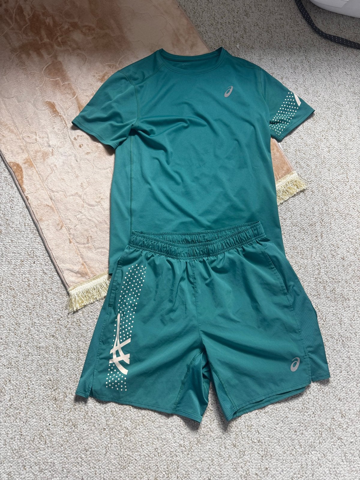 Asics hardloopset (shirt en broekje) - Zo goed als nieuw, Maat 38/40 (M), Ophalen of Verzenden, Zo goed als nieuw, Hardlopen of Fietsen