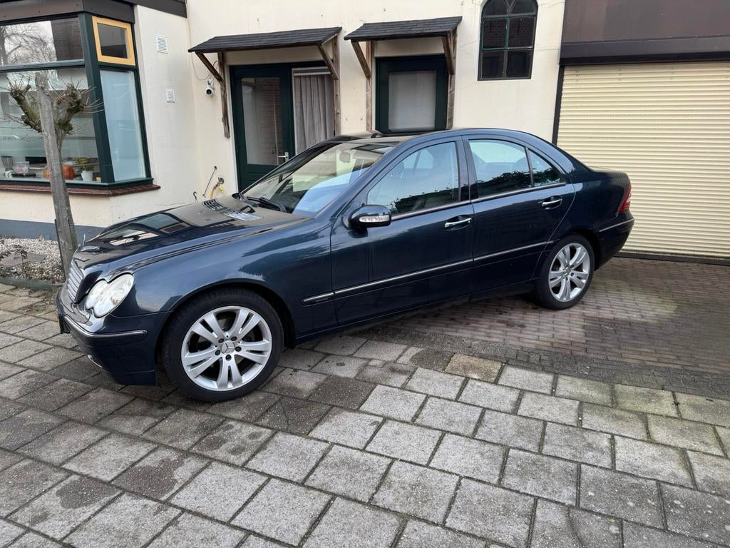 Mercedes-Benz C-Klasse 1.8 C200 Kompr Sedan AUT 2003 Zwart, Auto's, Mercedes-Benz, Automaat, Achterwielaandrijving, Zwart, 4 cilinders