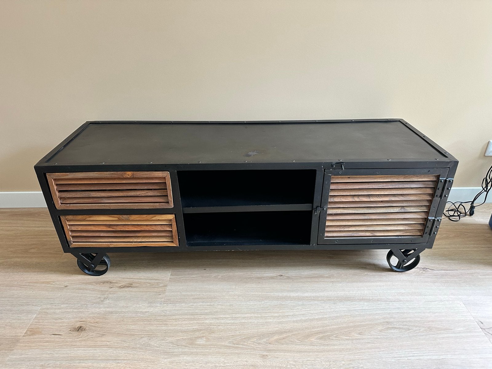 Industriële stalen TV kast op wielen, Ophalen, Gebruikt, 100 tot 150 cm, Minder dan 100 cm