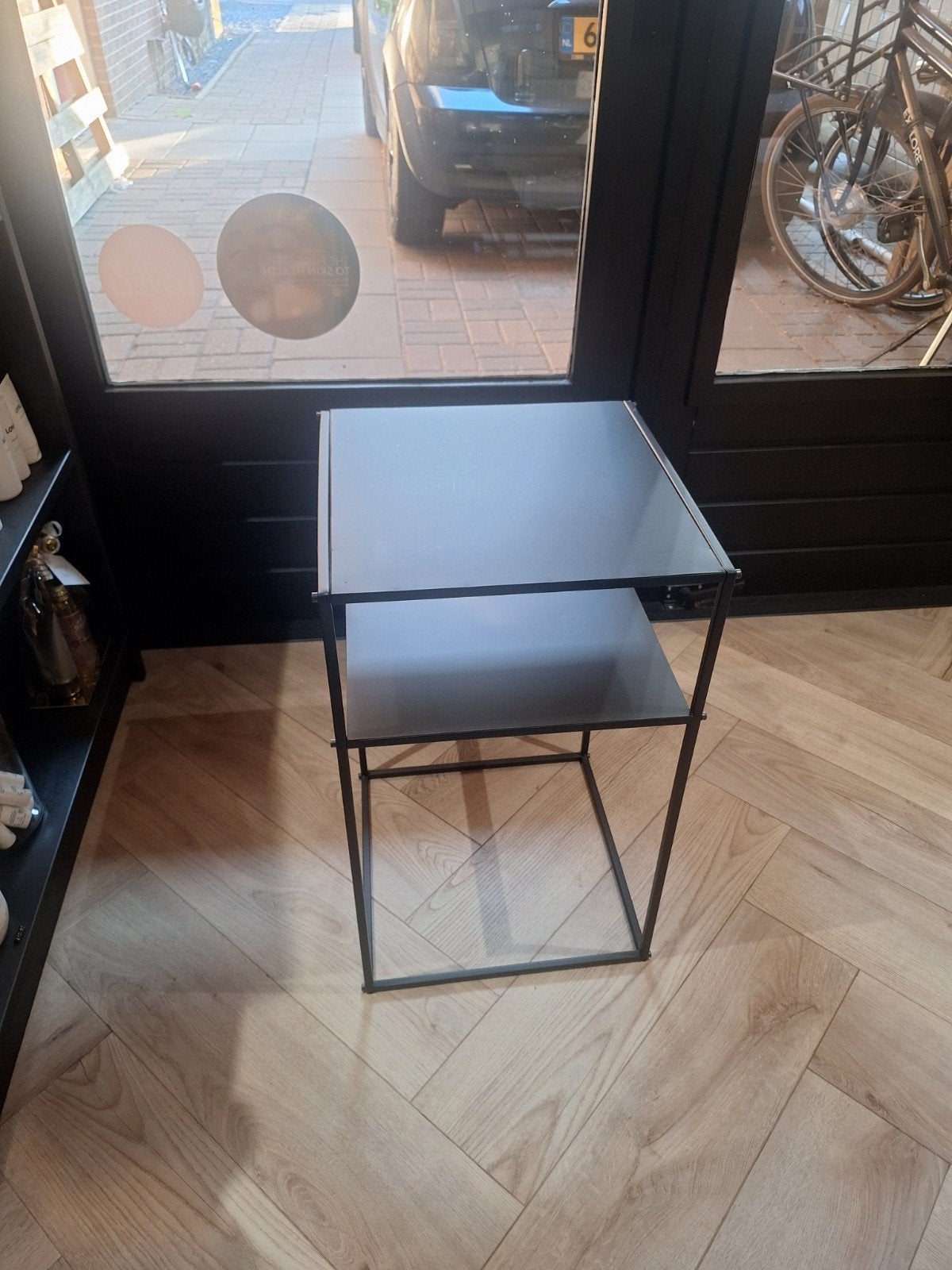 Stijlvol zwart bijzettafeltje met twee lagen, Huis en Inrichting, Tafels | Bijzettafels, Ophalen, Minder dan 55 cm, Gebruikt, Metaal of Aluminium