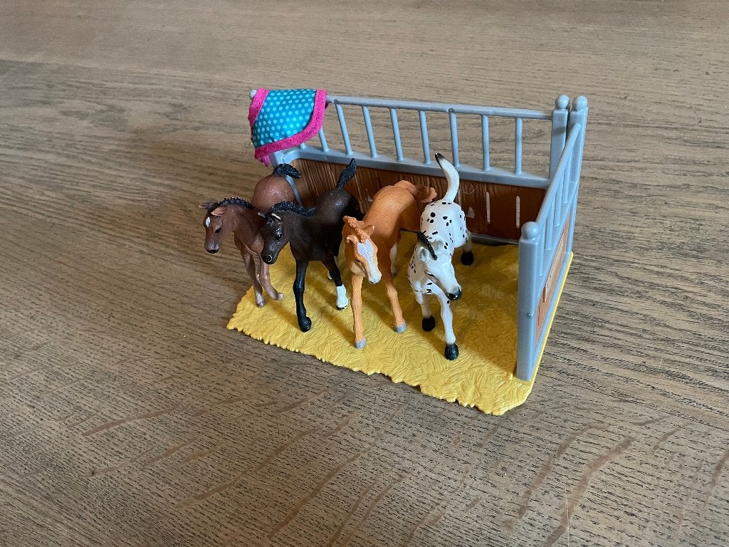 Schleich Horseclub met 4 veulens, Ophalen of Verzenden, Gebruikt