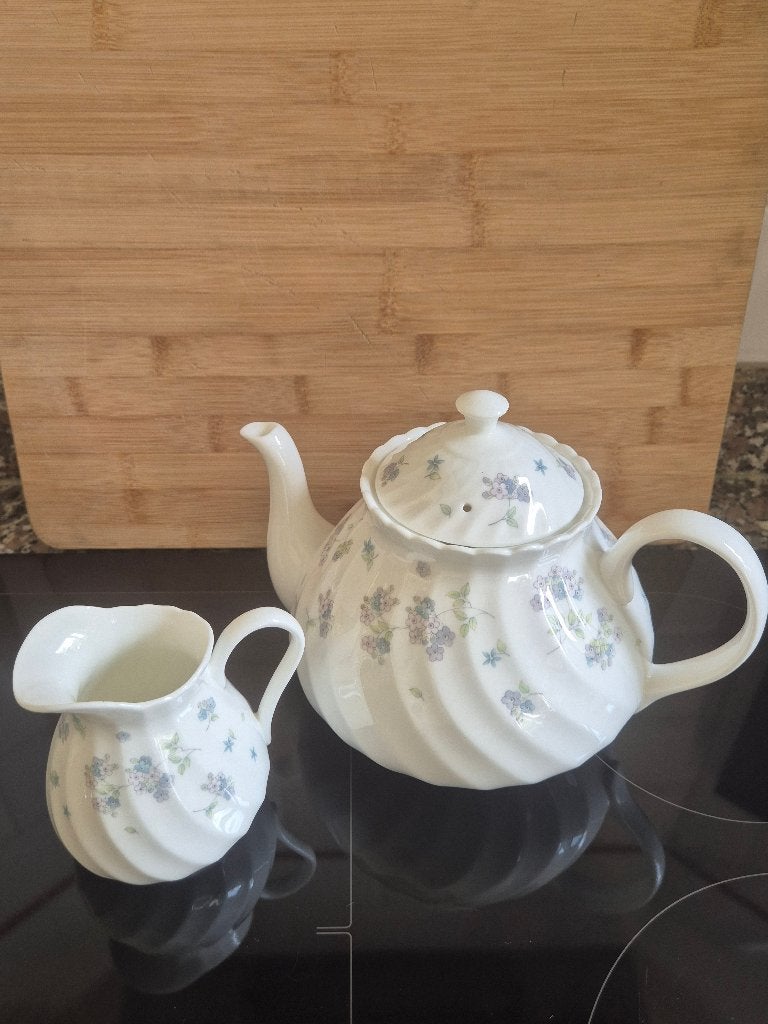 Wedgewood "April Flowers" theepot en roomkannetje, Klassiek, Ophalen of Verzenden, Zo goed als nieuw, Theepot