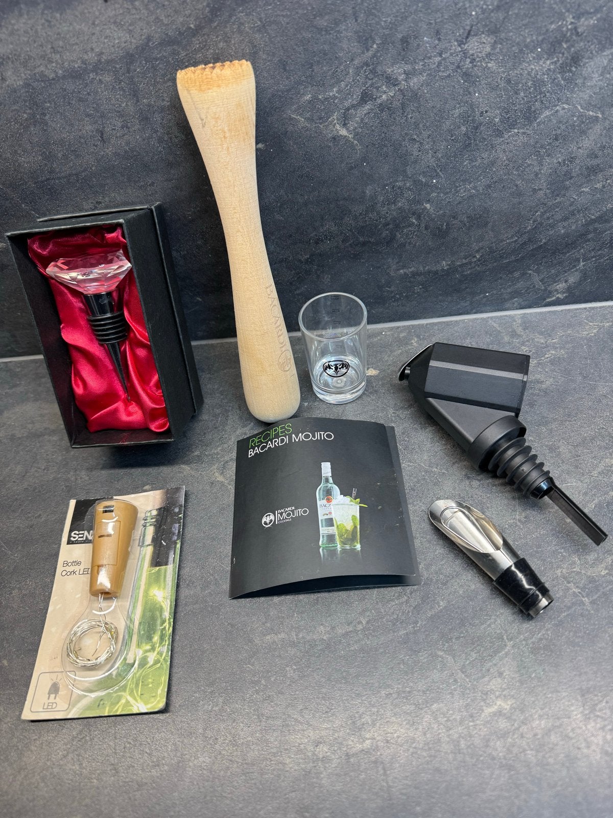 Bar accessoires set: schenktuiten, wijnstoppen, Bacardi, Overige typen, Ophalen of Verzenden, Gebruikt