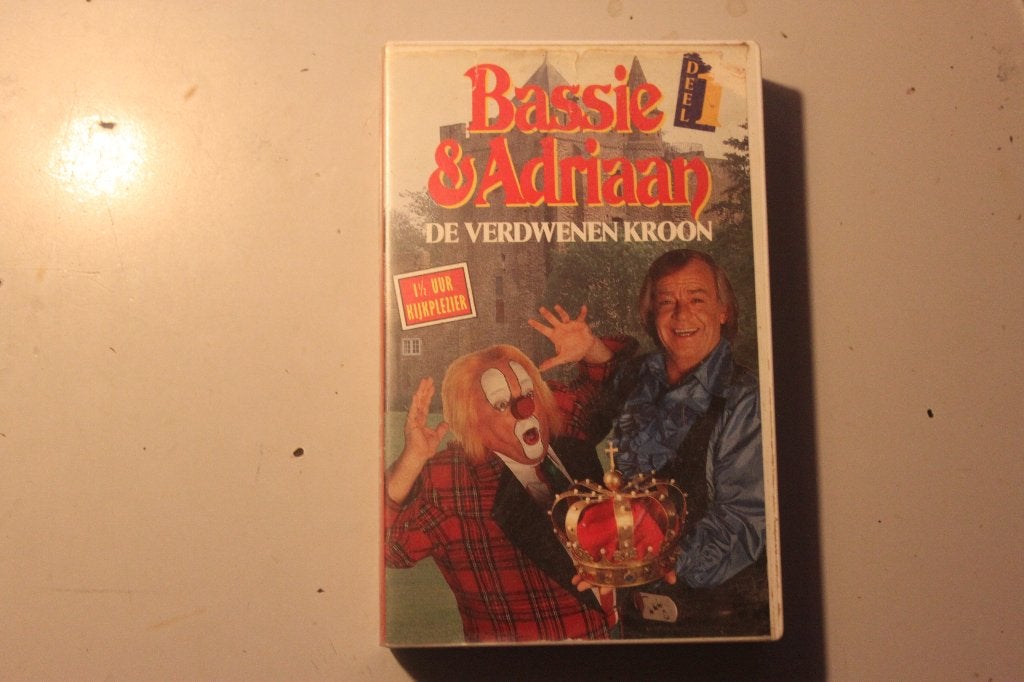 600y -  2 x vhs - bassie & adriaan - de verdwenen kroon / ba, Alle leeftijden, Ophalen of Verzenden, Gebruikt, Komedie