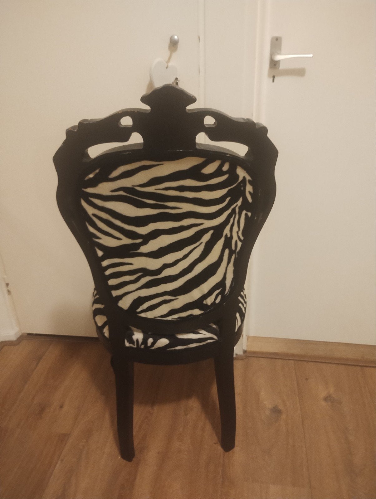 Zwart geverfde stoel met koeienprint, Ophalen, Hout, Gebruikt, Zwart