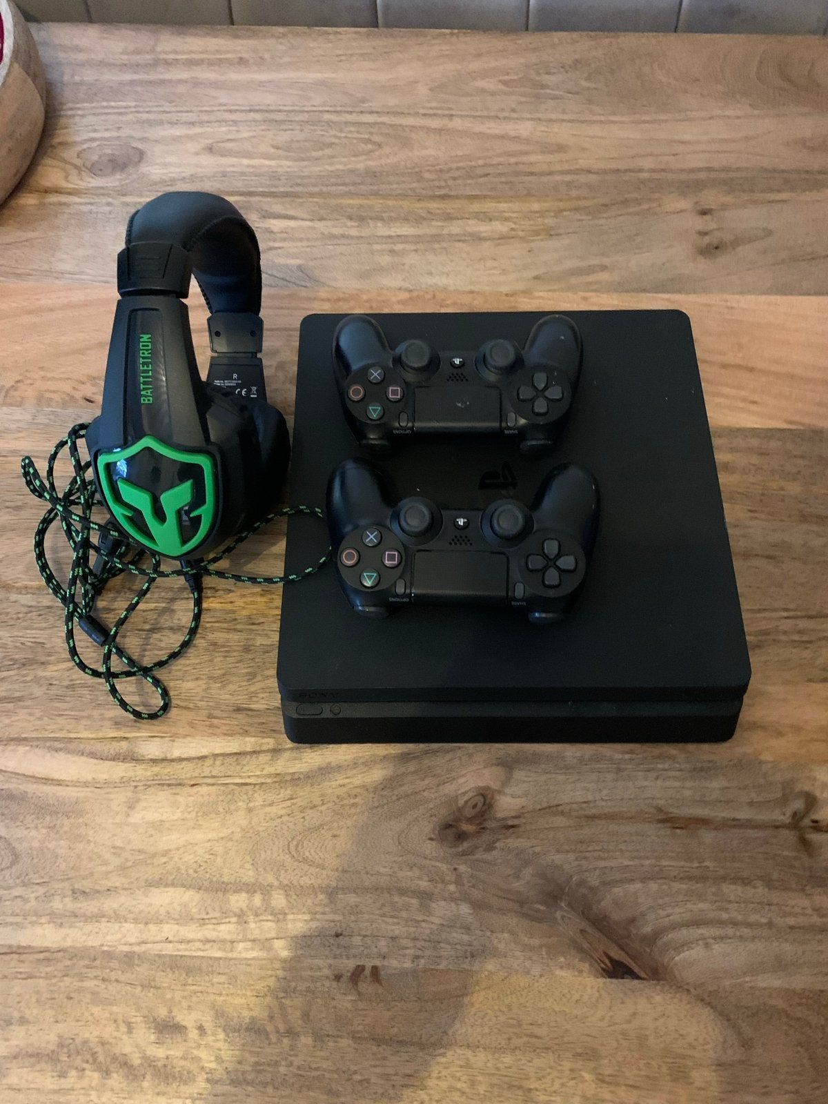 PlayStation 4 Slim met 2 controllers en gaming headset, Ophalen, Met 2 controllers, Slim, 500 GB