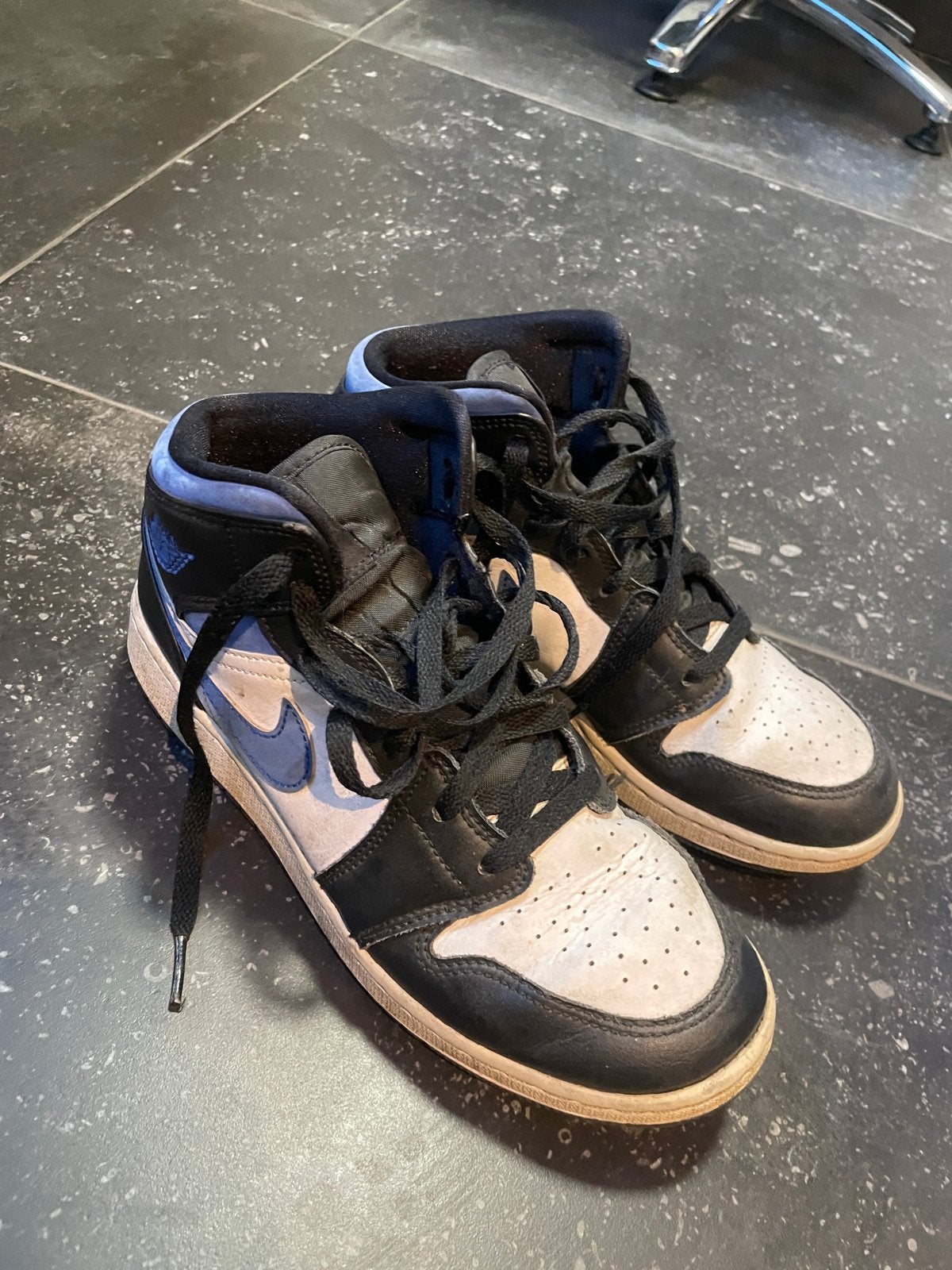 Nike Air Jordan 1 Mid - Zwart/Wit/Blauw, Ophalen of Verzenden, Gedragen, Zwart, Sneakers of Gympen
