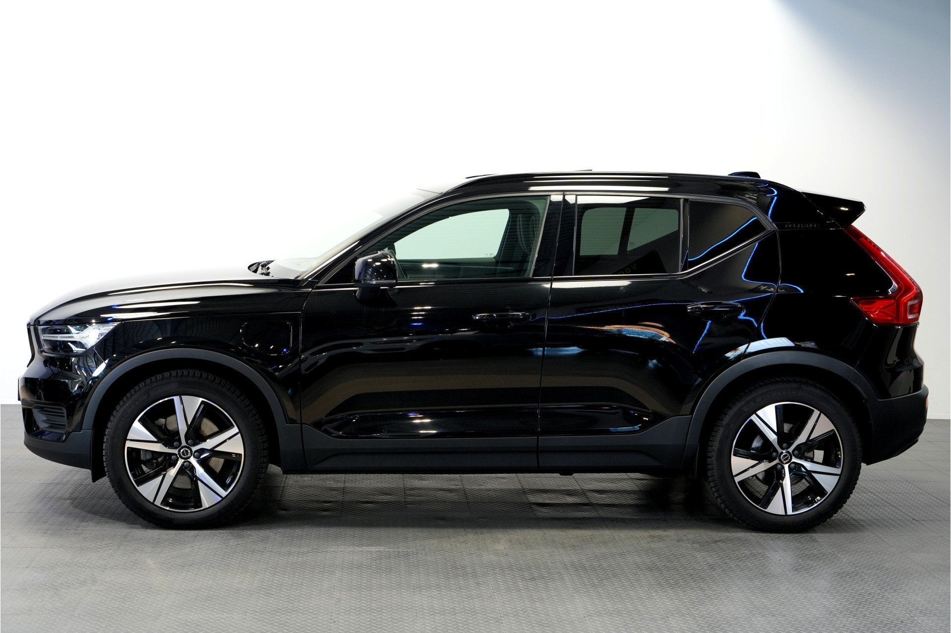 Volvo XC40 1.5 T4 155kW/211pk DCT7 Recharge R-Design PANORAM, Auto's, Dealer onderhouden, Met garantie (alle), Zwart, Plug-in hybride
