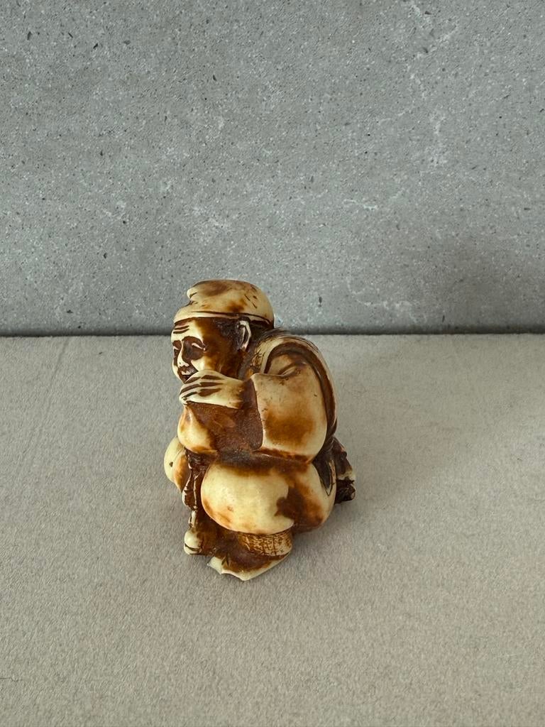 Antiek Japans Netsuke beeldje - Geluksgod Hotei, Verzamelen, Ophalen of Verzenden, Gebruikt, Decoratie