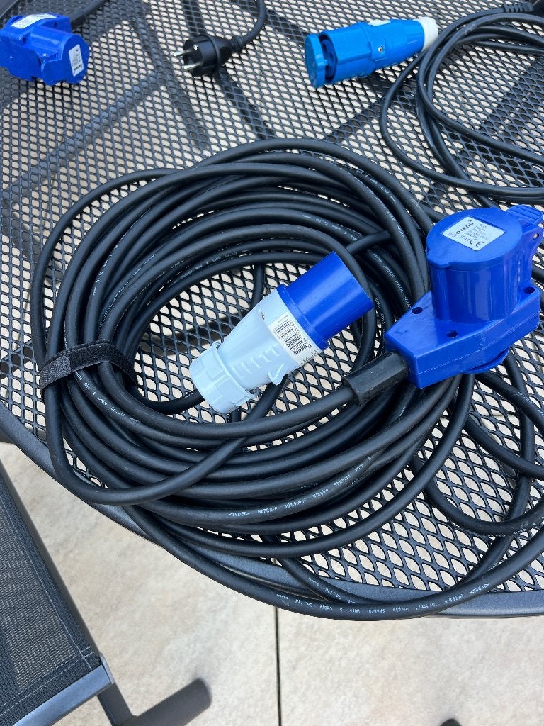 CEE verlengkabel 20 meter en 2x 220V kabel, Ophalen of Verzenden, Zo goed als nieuw