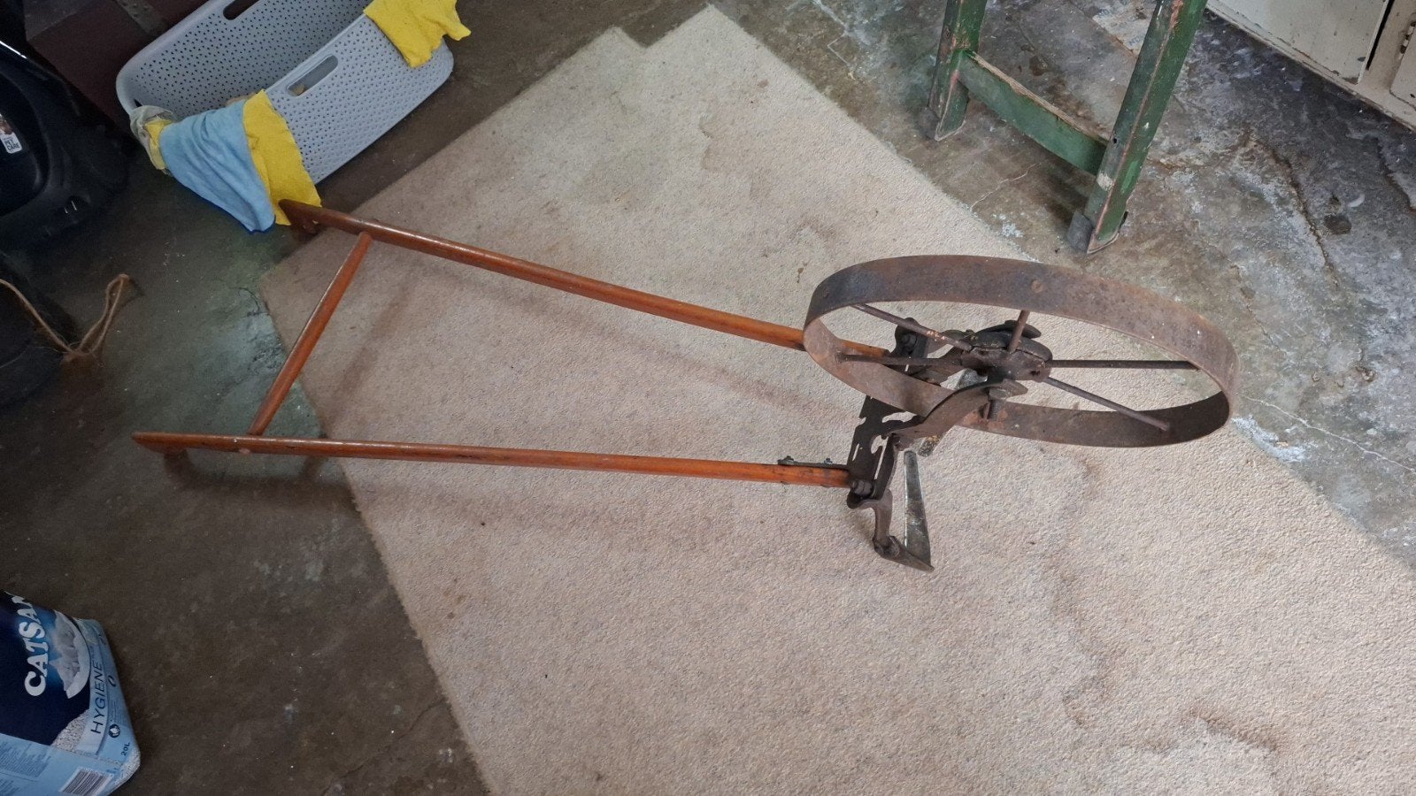 Antieke handschoffelmachine / zaaiwiel, Ophalen of Verzenden