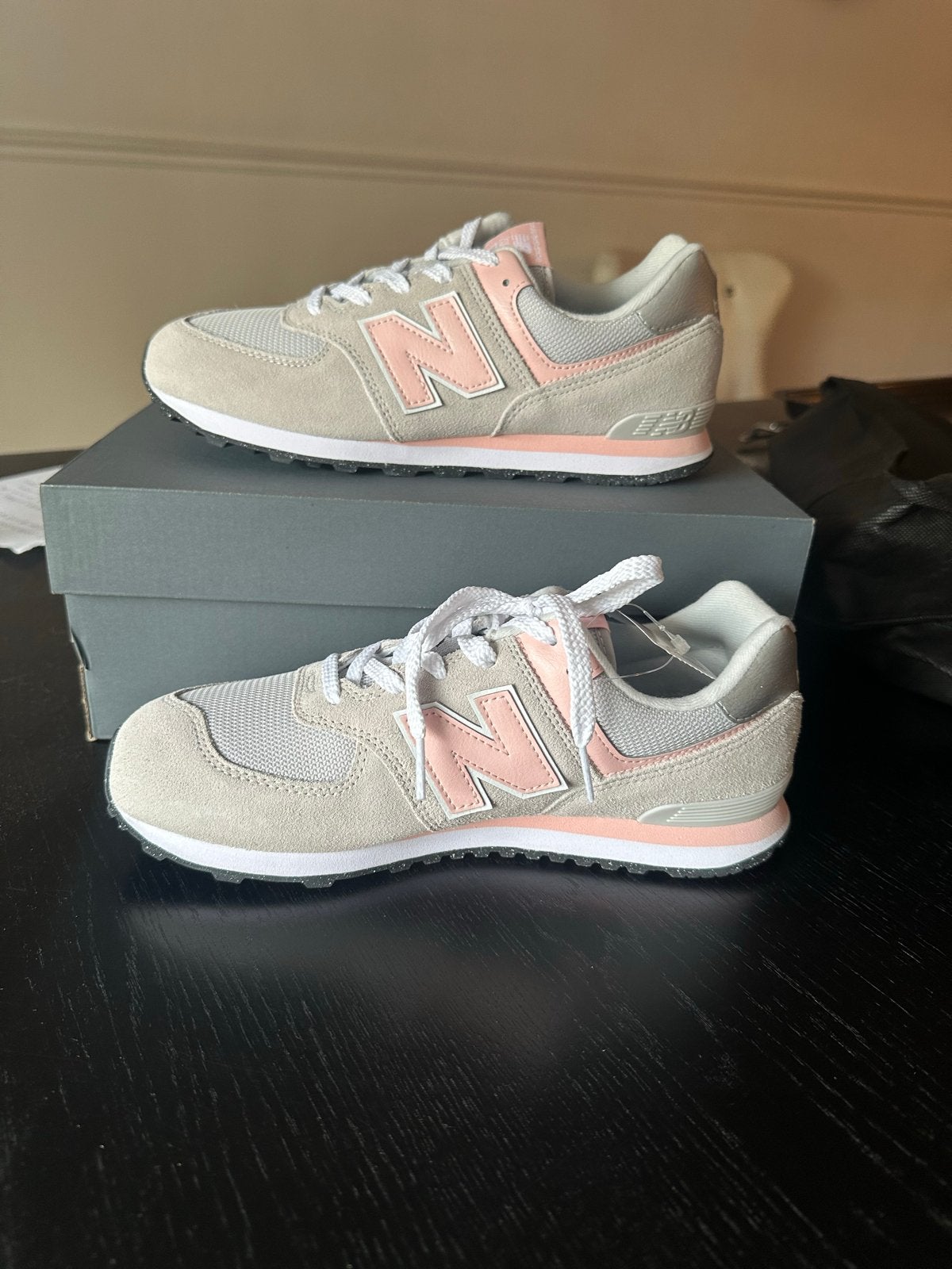 New Balance 574 Sneakers - Nieuw met doos, Kleding | Dames, Schoenen, Ophalen of Verzenden, Nieuw, Grijs, Sneakers of Gympen