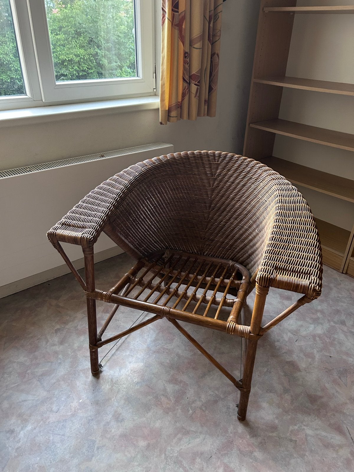 Rieten stoel met bijpassend tafeltje, Ophalen, Gebruikt, Bruin, Riet of Rotan