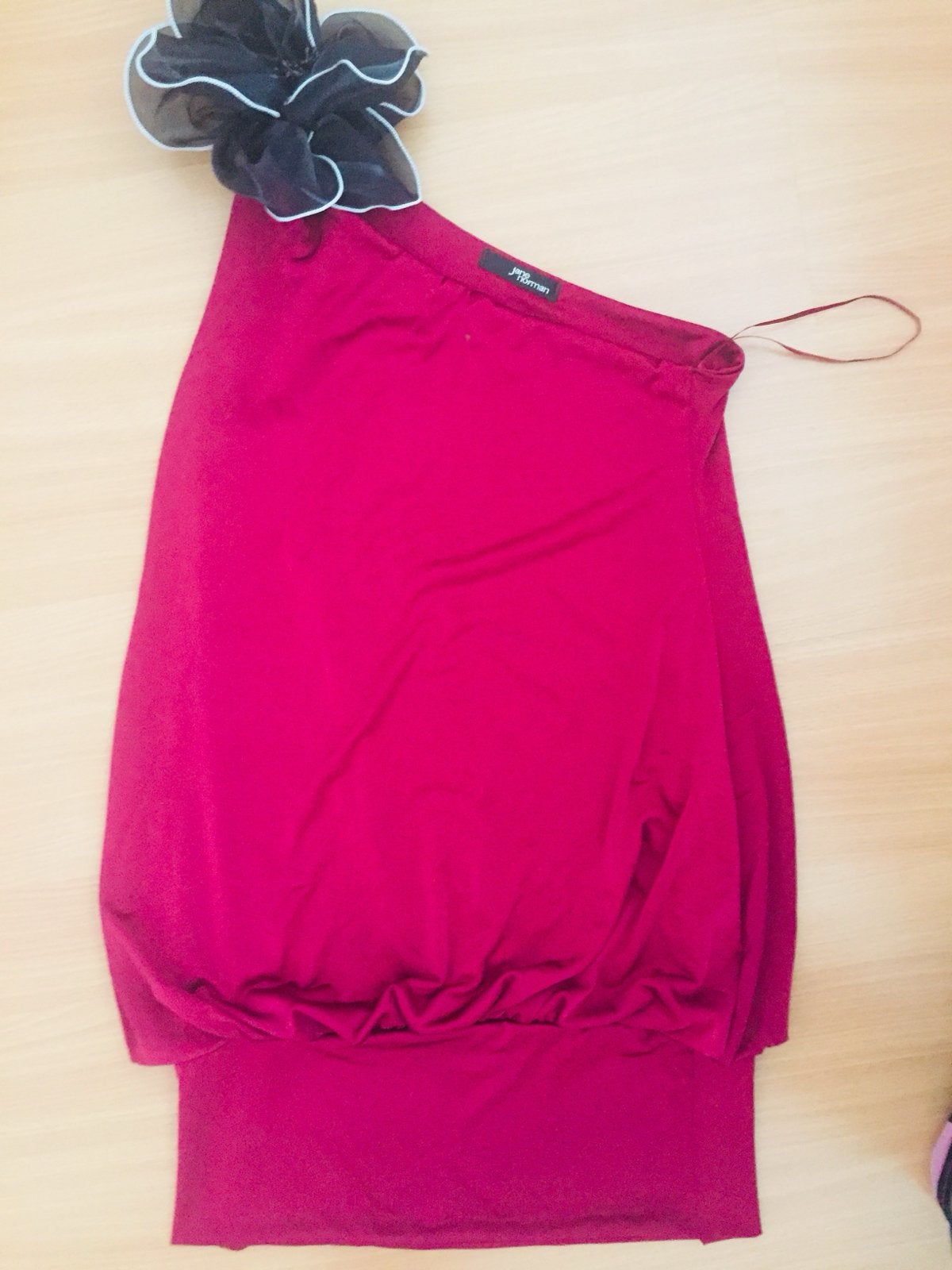Mooie bordeauxrode off-shoulder top met bloem, Maat 38/40 (M), Ophalen of Verzenden, Zo goed als nieuw, Korte mouw