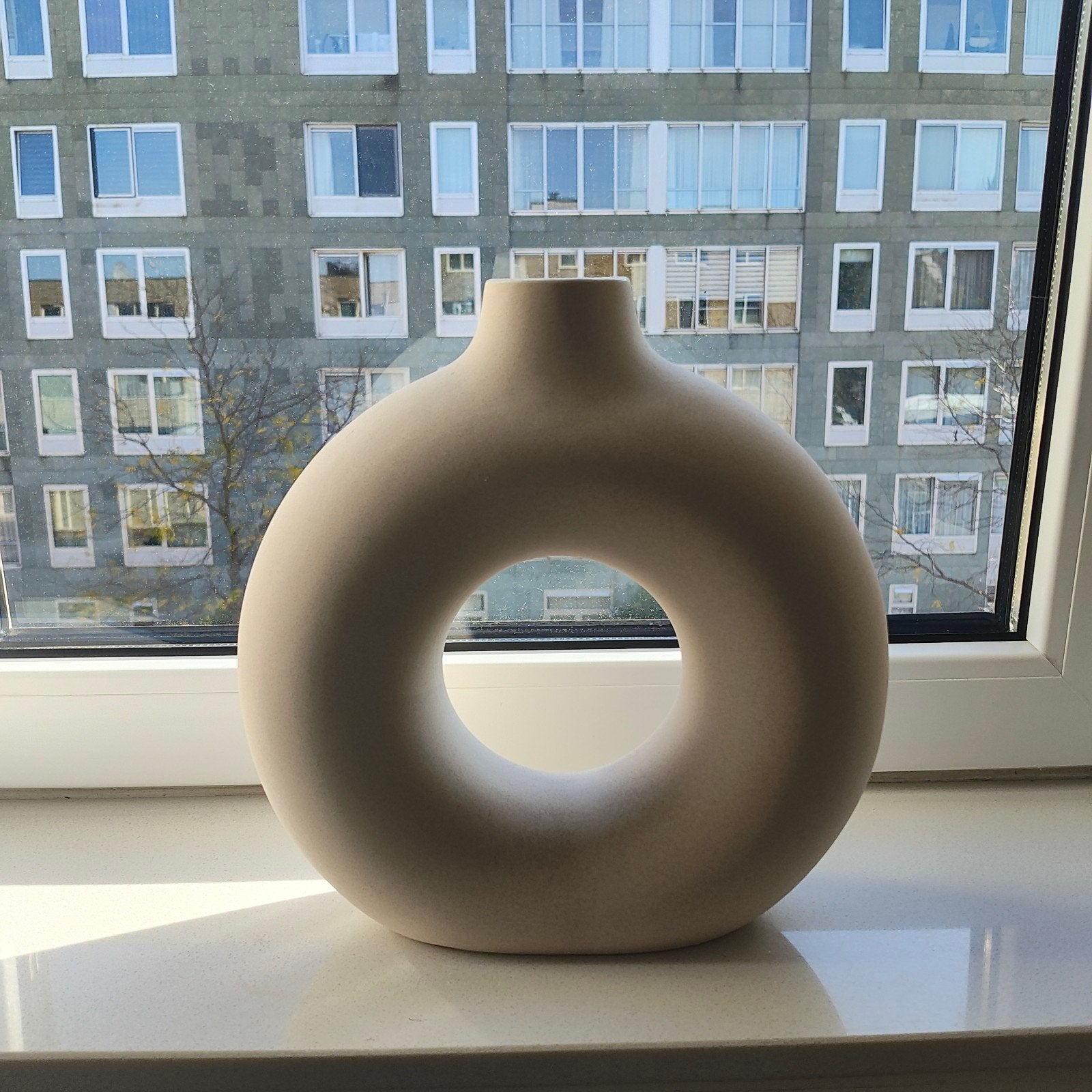 Beige/gebroken wit donut vaas - nieuw, Huis en Inrichting, Beige, Nieuw, Ophalen of Verzenden, Geschikt voor droogbloemen
