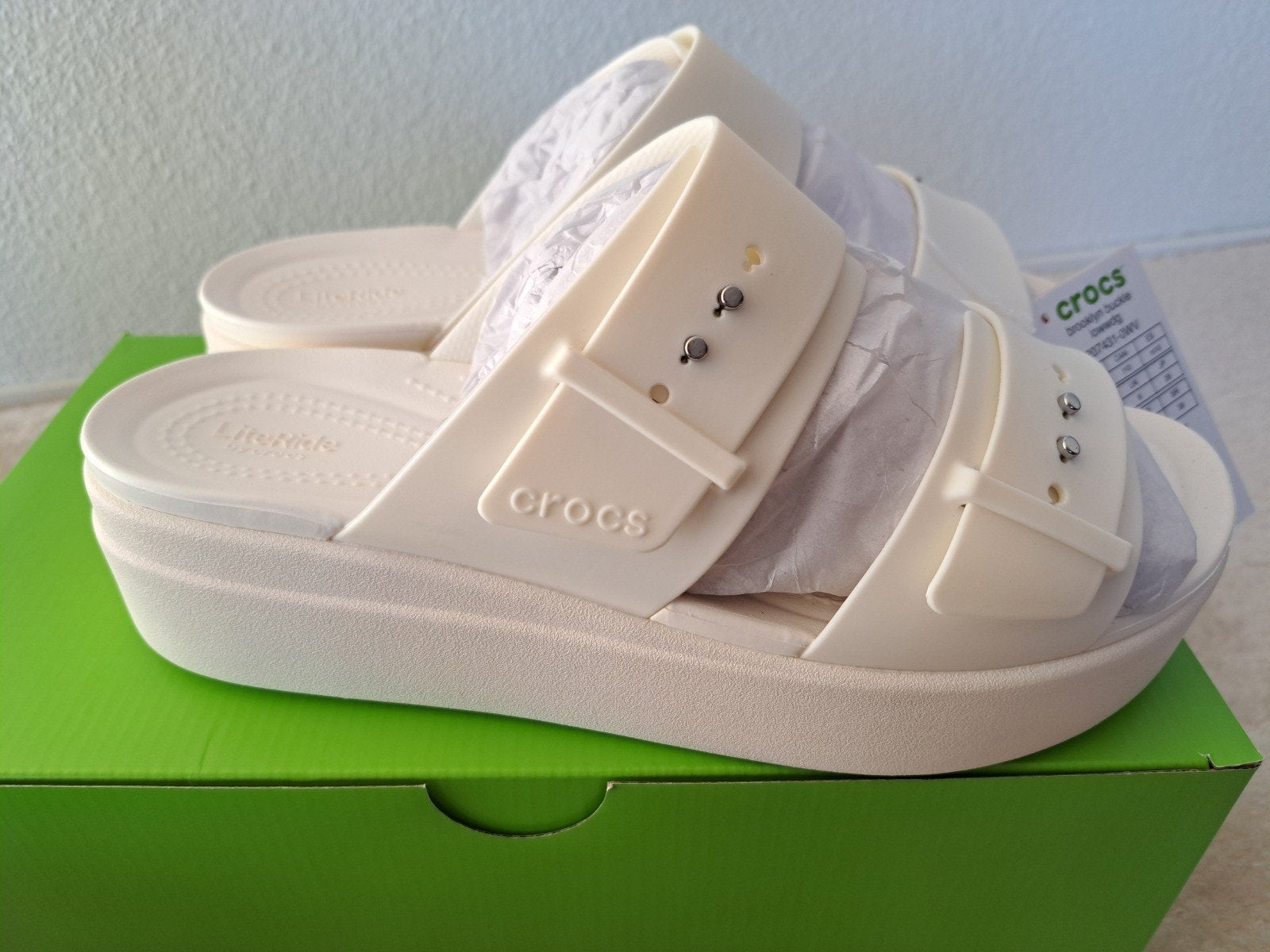 Nieuwe Crocs Brooklyn Buckle Low Wedge Sandalen Maat 41/42, Overige kleuren, Nieuw, Crocs, Sandalen of Muiltjes