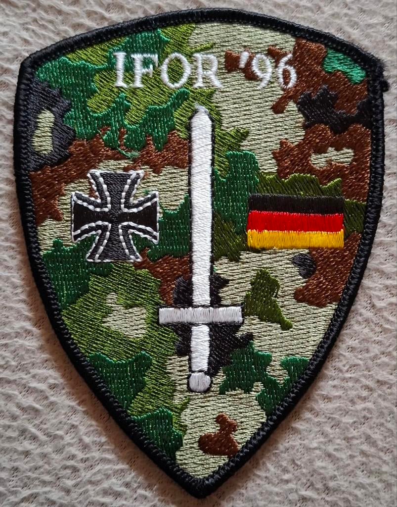 Duitse legerbadge IFOR camouflagevlag zwaard 1996 zeldzaam, Verzamelen, Militaria | Algemeen, Ophalen of Verzenden, Overige soorten
