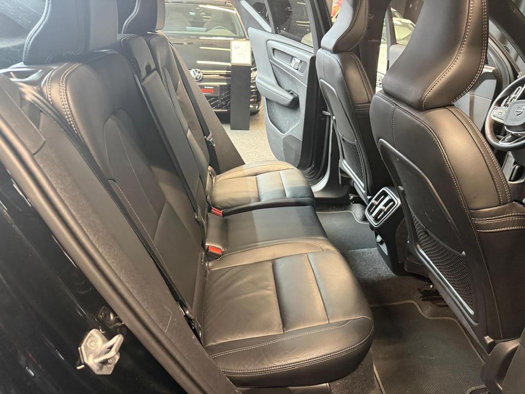Volvo XC40 2.0 B4 AWD R-Design |PANO|360 CAMERA|CARPLAY|LANE, 12 maanden, Gebruikt, 4 cilinders, Zwart