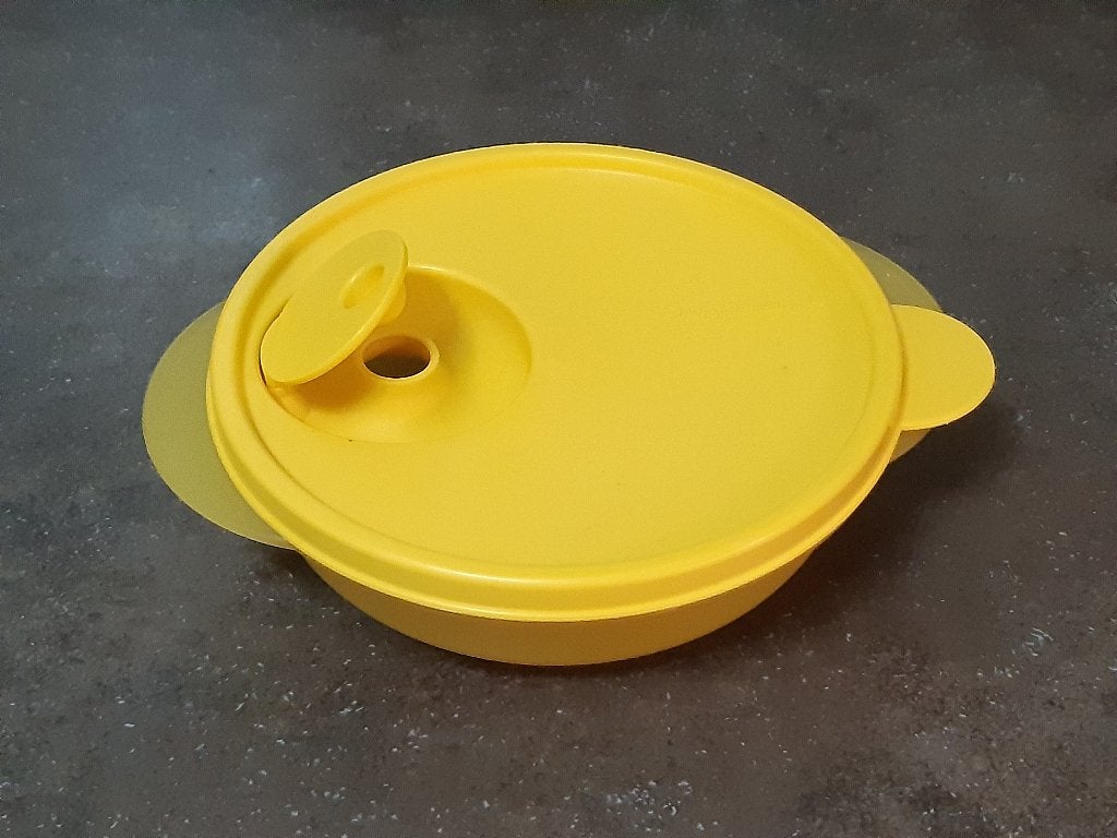 Tupperware magnetron schaal geel 400 ml, Ophalen of Verzenden, Zo goed als nieuw, Geel, Schaal