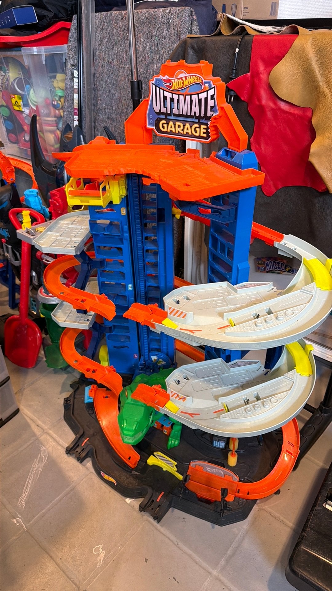 Hot wheels dino garage €27,50, Ophalen of Verzenden, Zo goed als nieuw, Handmatig, Hot Wheels