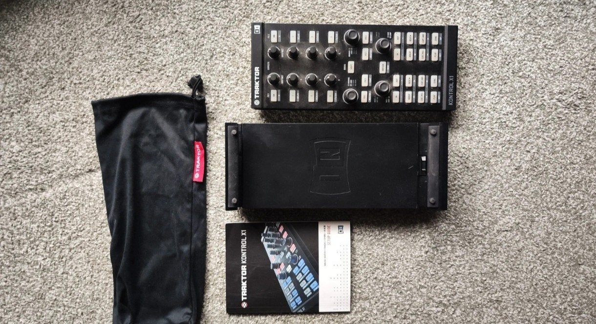 Traktor Kontrol X1 met stofhoes en stand, Ophalen of Verzenden, Zo goed als nieuw, Overige merken