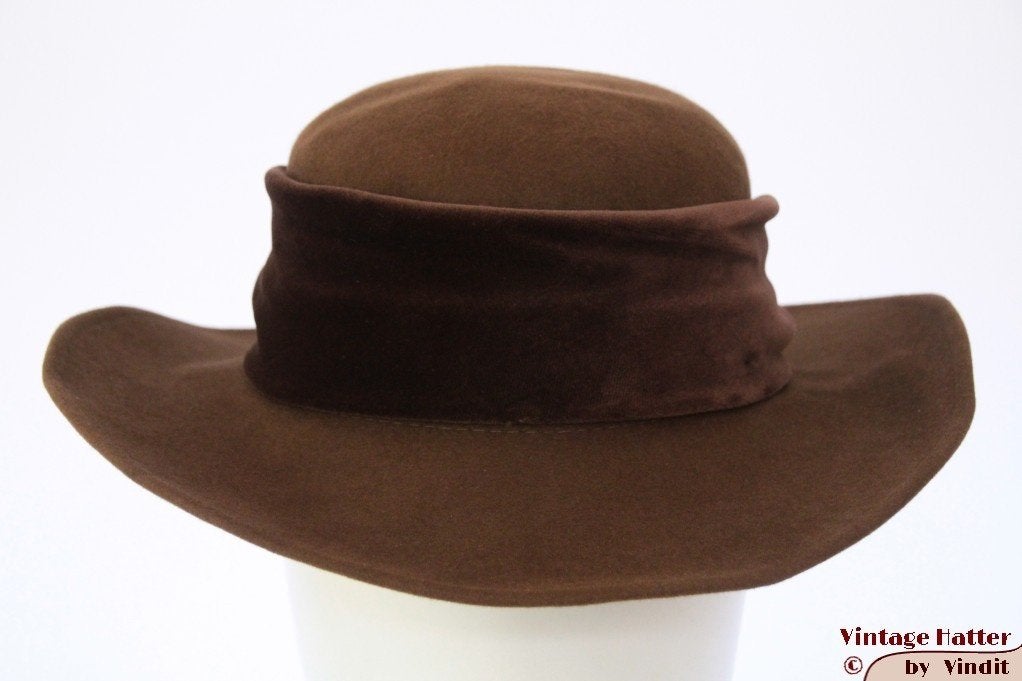 Vintage Dameshoed bruin met fluwelen band 56, Ophalen of Verzenden, Gedragen, 56 of 57 cm (M, 7 of 7⅛ inch), Hoed