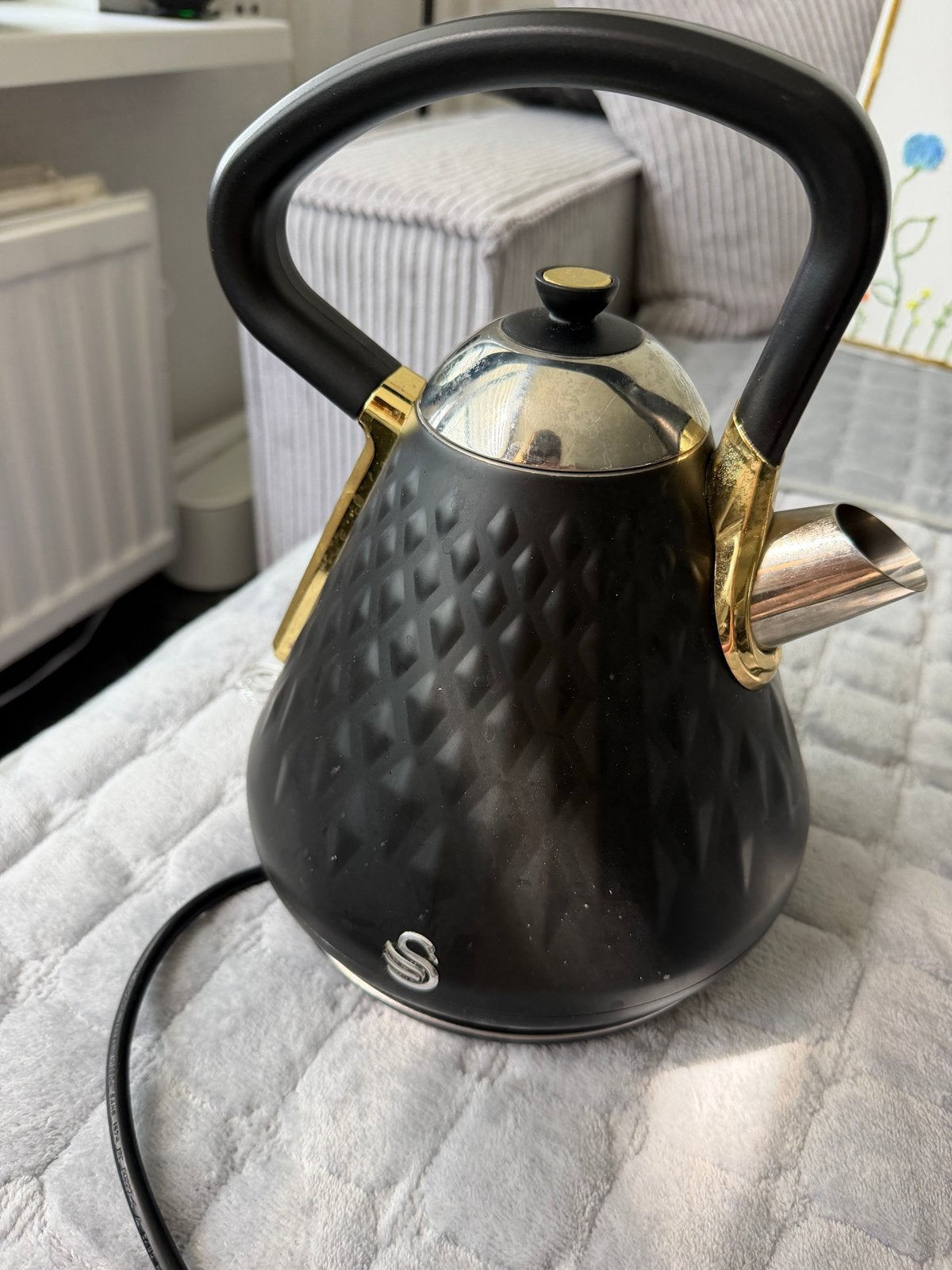 Swan Theepot Zwart Goud - Gebruikt, 1 tot 2 liter, Ophalen of Verzenden, Gebruikt, Draadloos