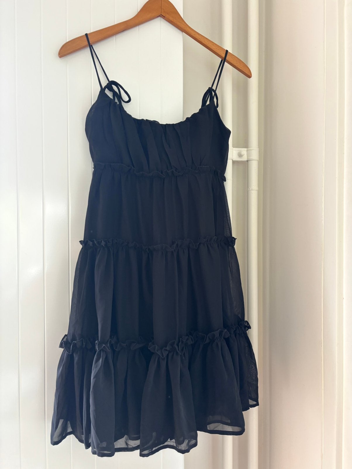 Zwarte jurk FB Sister New Yorker maat M – volant & ruffles, Kleding | Dames, Ophalen of Verzenden, Zo goed als nieuw, Zwart, Boven de knie