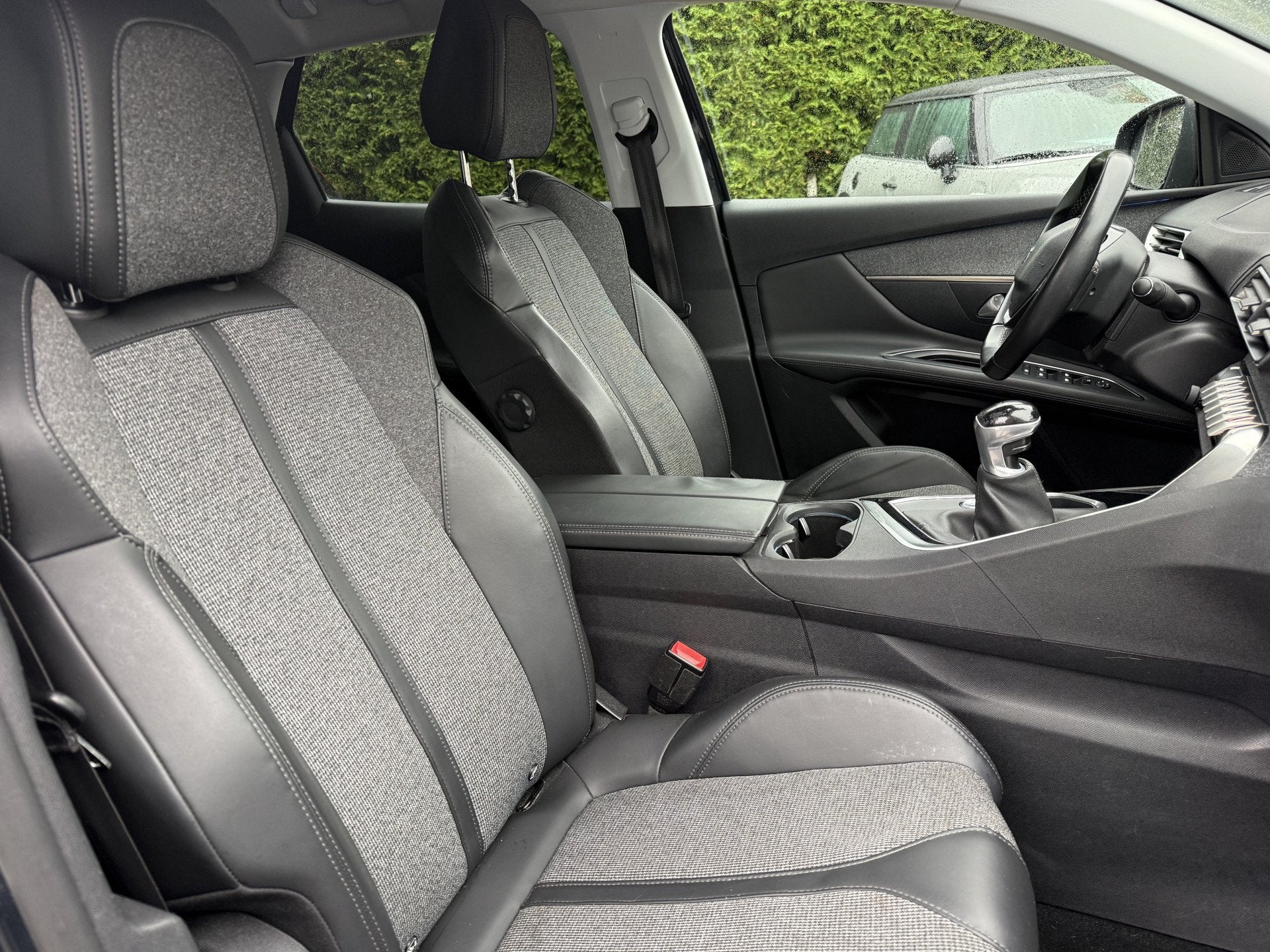 Peugeot 3008 130pk PT Première, 19inch GT-line | Camera | N, Auto's, Gebruikt, Euro 6, 1199 cc, Leder en Stof