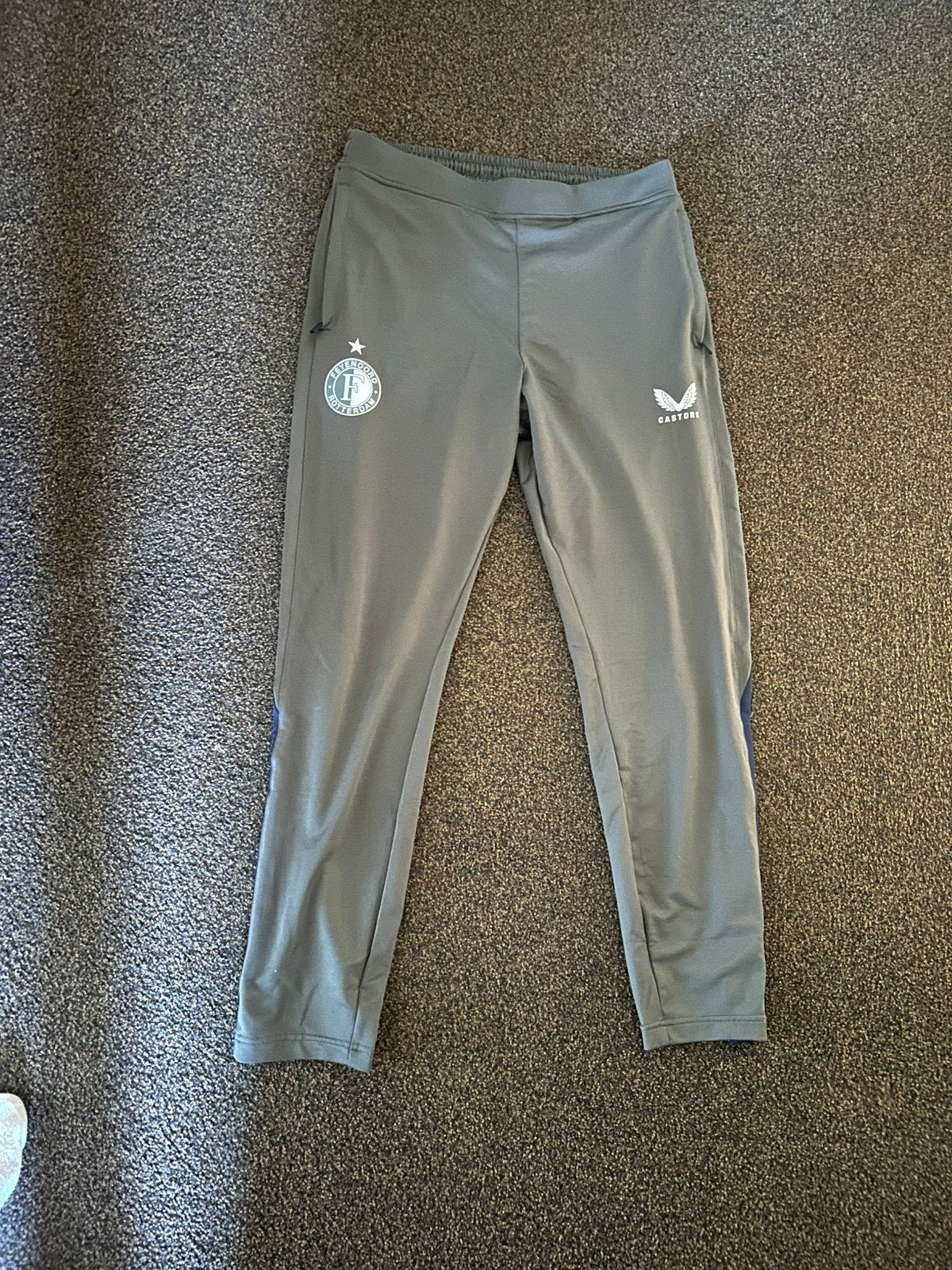 Feyenoord trainingsbroek grijs maat L szn 25/26, Kleding | Heren, Sportkleding, Ophalen of Verzenden, Zo goed als nieuw, Grijs