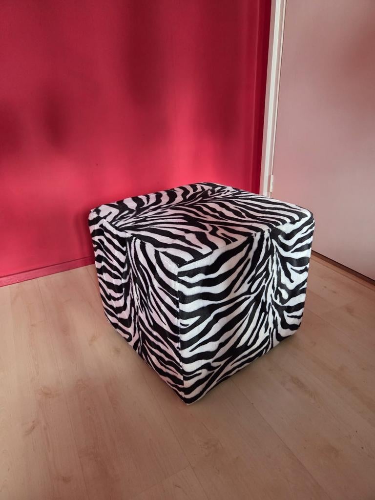 Poef met zebraprint, Ophalen, Gebruikt, Stof, 50 tot 75 cm
