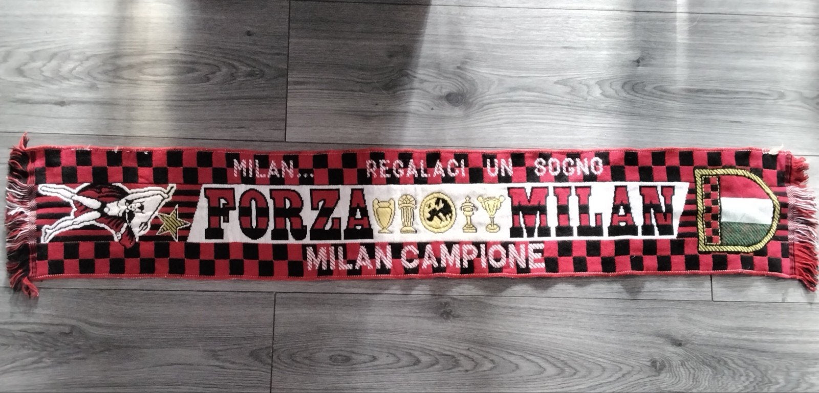 ac milan sjaal, Verzamelen, Ophalen of Verzenden, Zo goed als nieuw, Buitenlandse clubs, Vaantje of Sjaal