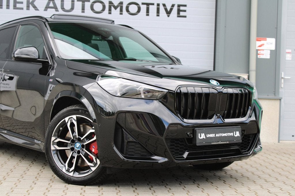 BMW X1 XDRIVE 30e M SPORT | PANO | TREKHAAK | HARMAN KARDON, Auto's, 16 kWh, Zwart, Bedrijf, 3 cilinders