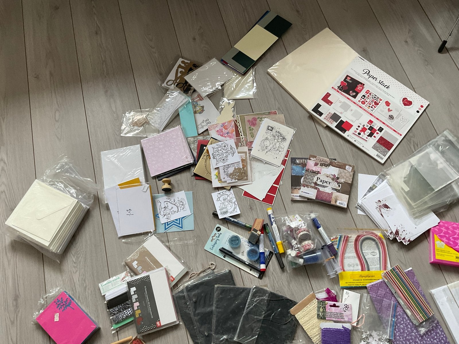 Uitgebreide knutselset: papier, kaarten, lintjes & decoratie, Gebruikt, Meerkleurig, Ophalen of Verzenden, Papier of Karton