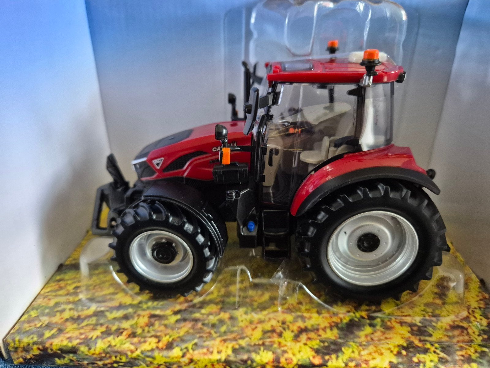 Britains Case IH Farmall 120C & Steyr 4120 Plus 1:32, Hobby en Vrije tijd, Modelauto's | 1:32, Nieuw, Ophalen of Verzenden