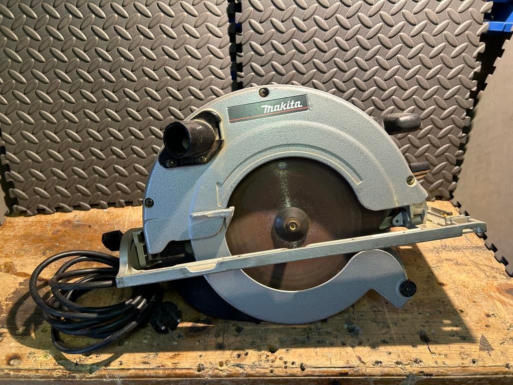 Makita 2000 watt 220volt cirkelzaag, Cirkelzaag, Ophalen of Verzenden, Zo goed als nieuw, 30 tot 70 mm