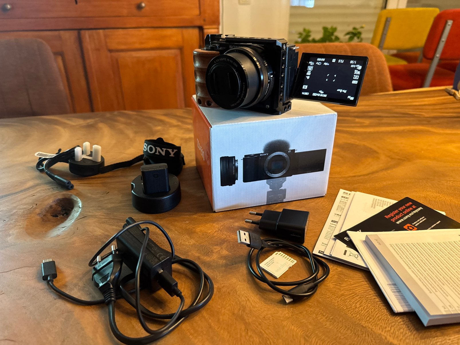 Sony ZV-E10 + 16-50mm lens + SmallRig Cage (Hout) & Access., Bluetooth, Ophalen of Verzenden, Zo goed als nieuw, Sony