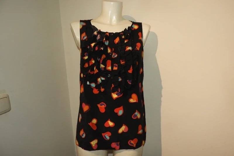 Boutique Moschino zijde top kleurrijke hartjes merk print, Kleding | Dames, Maat 38/40 (M), Zo goed als nieuw, Boutique Moschino