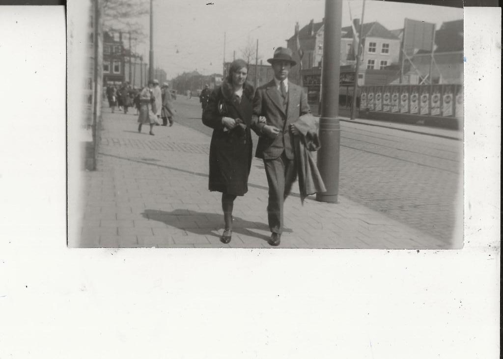 Den Haag Grote Marktstraat met wandelend paar 3 mei 1931, Ophalen of Verzenden, 1920 tot 1940, Ongelopen, Zuid-Holland