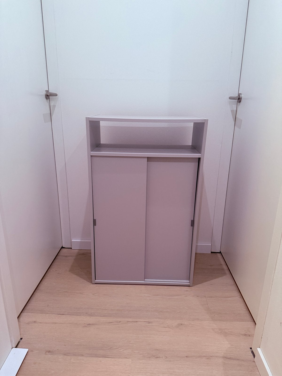 IKEA Spiksmed kastje met schuifdeuren (32x96x59,5 cm), Ophalen, Zo goed als nieuw